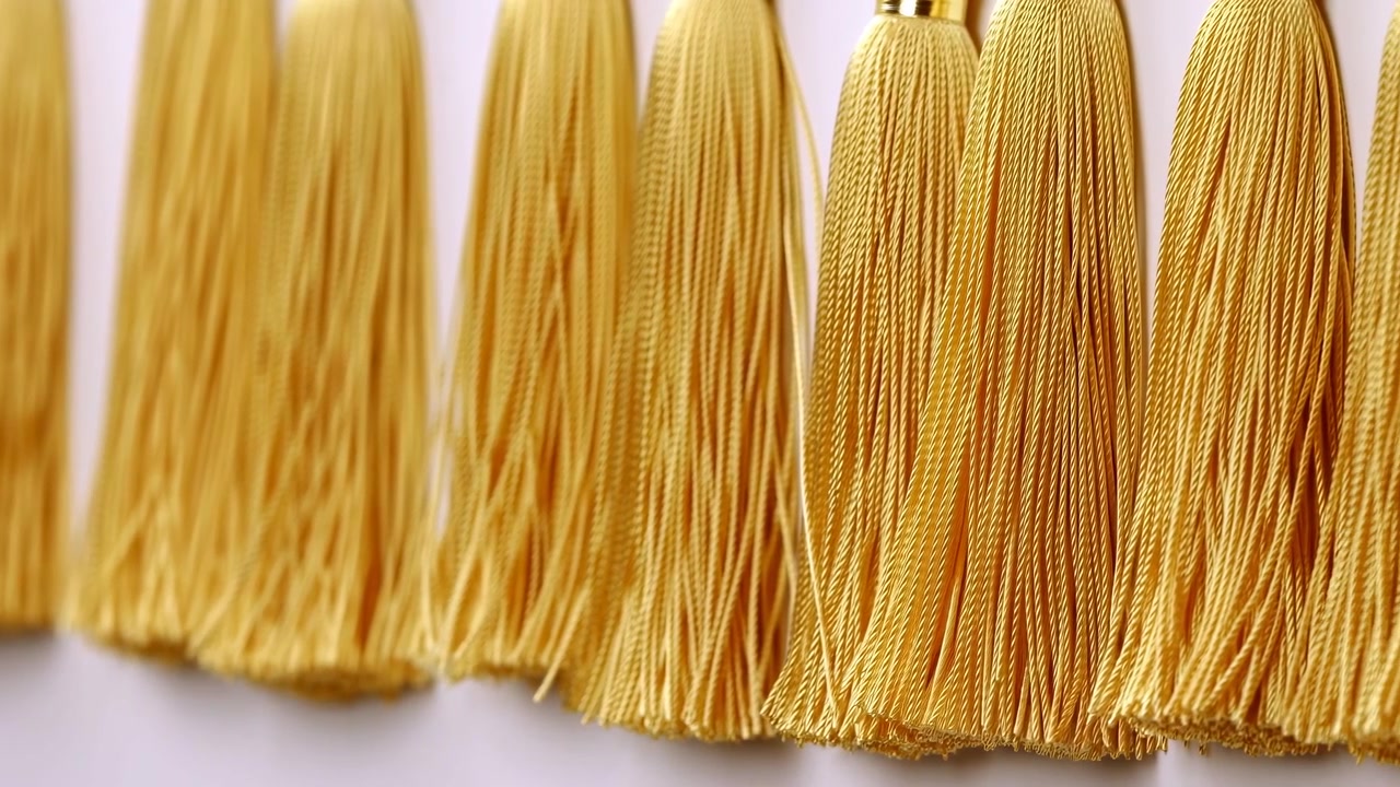 Spaghetti disposti in fila, su una superficie bianca, con texture di pasta di spaghetti, da una prospettiva dall'alto, con accenti gialli, bianchi e atmosfera neutra