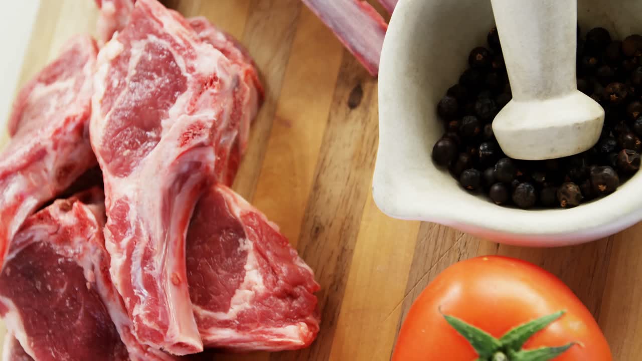 costillas de res y ingredientes en el suelo de madera