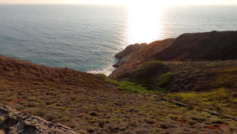 zoom del lado del océano del norte de california en 4k