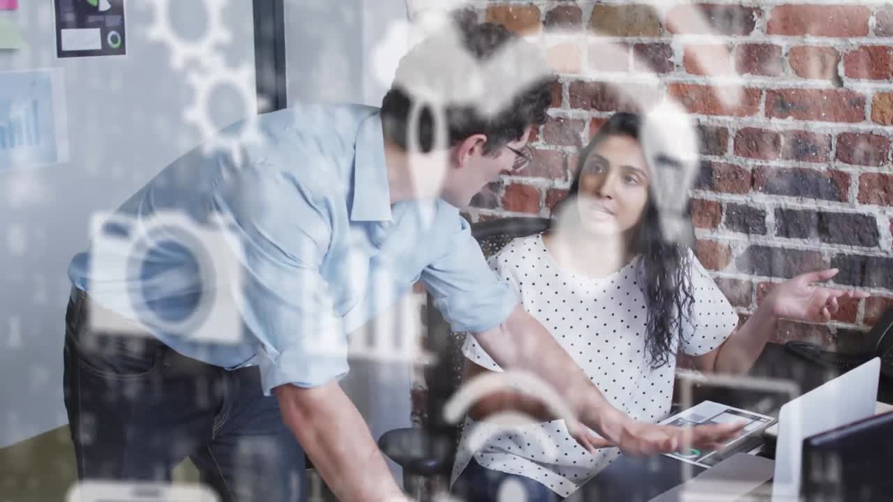 animación del procesamiento de datos financieros e iconos digitales sobre personas de negocios hablando en la oficina