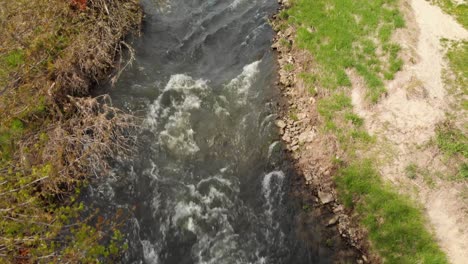 Vista-Aérea-De-Rápidos-En-El-Río-Pino-En-Wisconsin