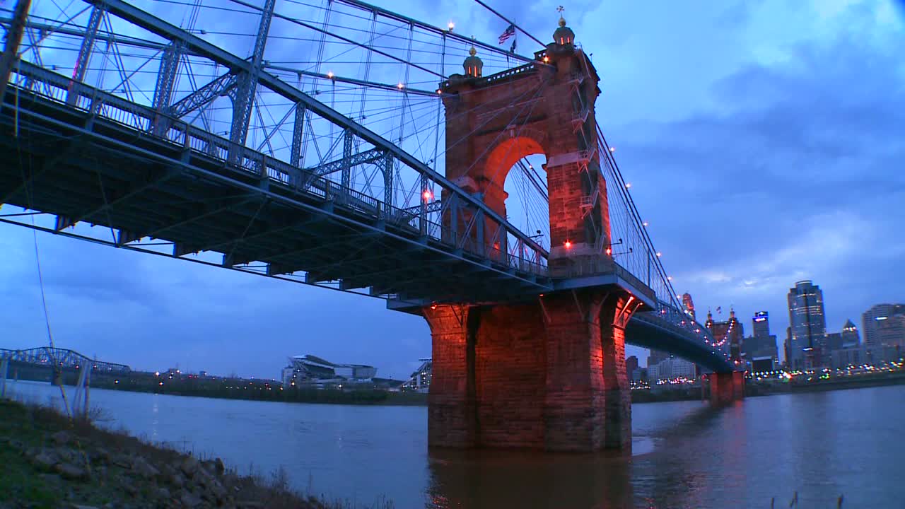 신시내티 오하이오의 아름다운 패닝 나이트 샷