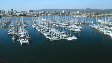 Hoch-über-Dem-Hafen-Schaukeln-Die-Boote-Langsam-Im-Leichten-Wind