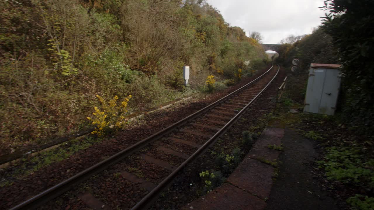 Panoramica dei binari ferroviari alla banchina della stazione di Perranwell in direzione di Turo.