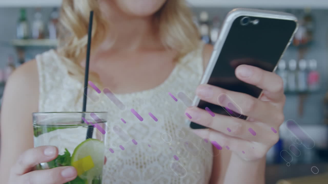 animación de formas sobre mujer caucásica usando un teléfono inteligente