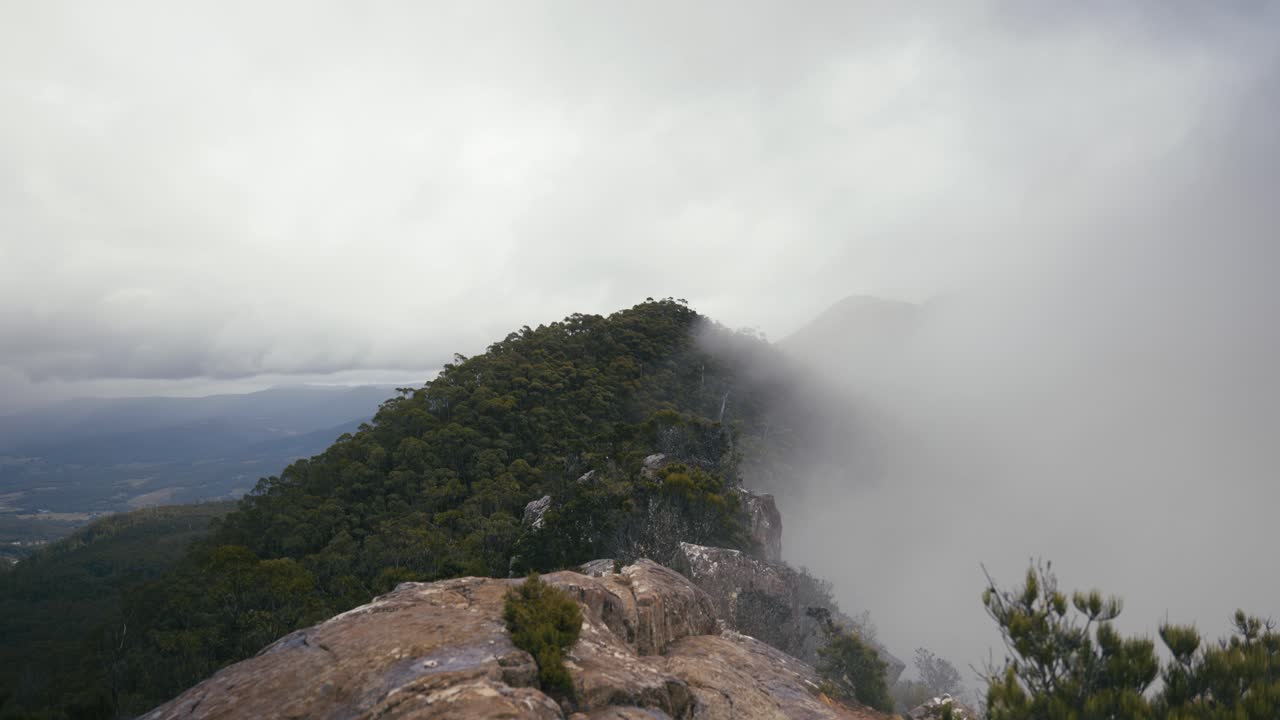 구름이 움직이거나 산이 지나가는 것