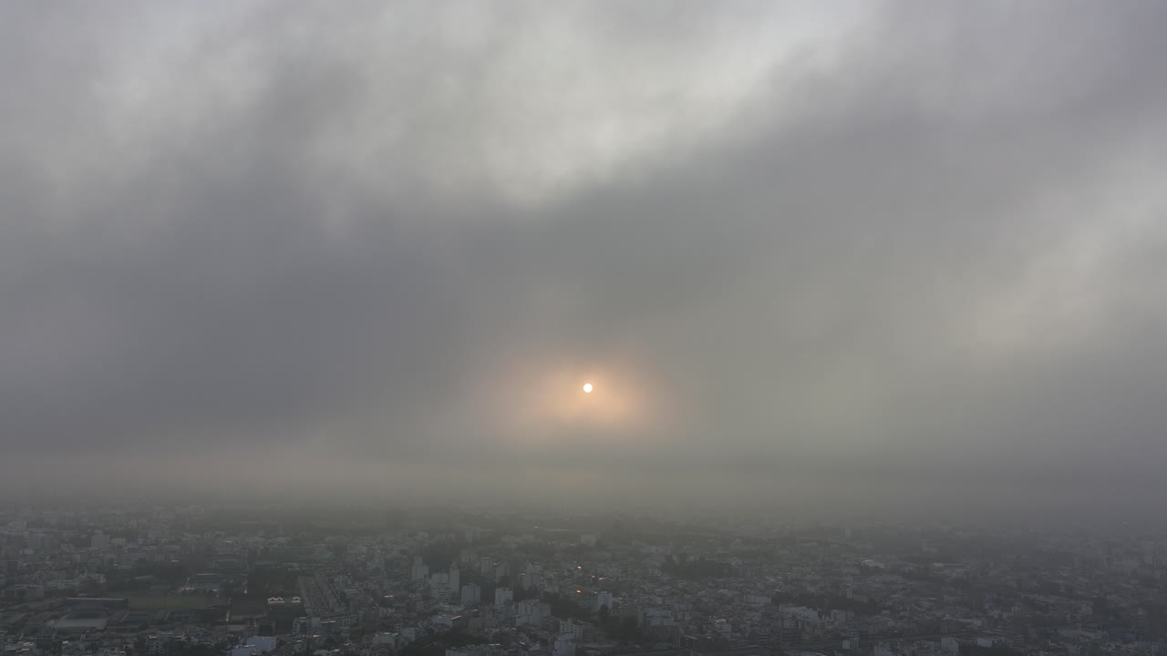 페루 리마 도시 풍경 위에 구름의 시간 경과
