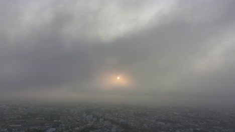 lapso de tiempo de las nubes sobre el paisaje urbano de lima en perú