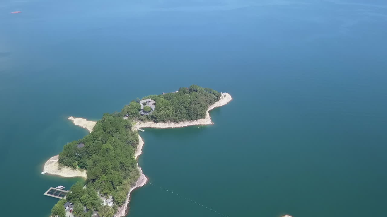 inclinaciones aéreas desde un pequeño islote hasta la ciudad china del embalse de chun'an, china
