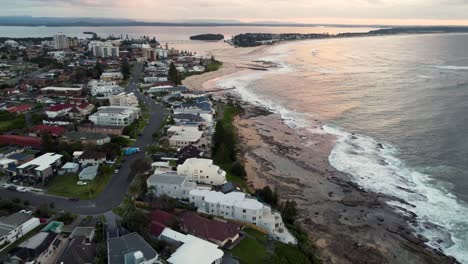 Luftdrohne-Landschaftsaufnahme-Der-Blauen-Bucht-Der-Eingang-Ländliche-Stadt-Zentrale-Küste-Tourismus-Reise-Pazifischer-Ozean-Strand-Kopf-Land-NSW-Australien-4k