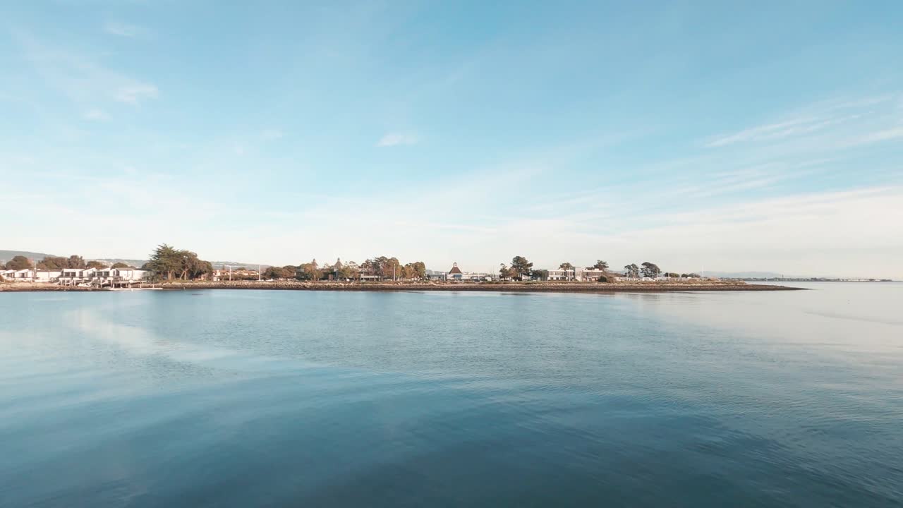aguas tranquilas y sedosas bajo el cielo azul sobre la bahía cerca de la playa