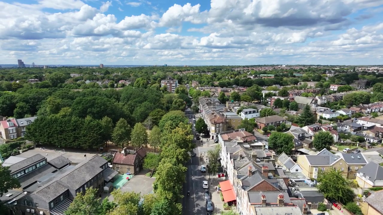 Vista aerea con drone della High Street di Wanstead, Londra Est, Regno Unito