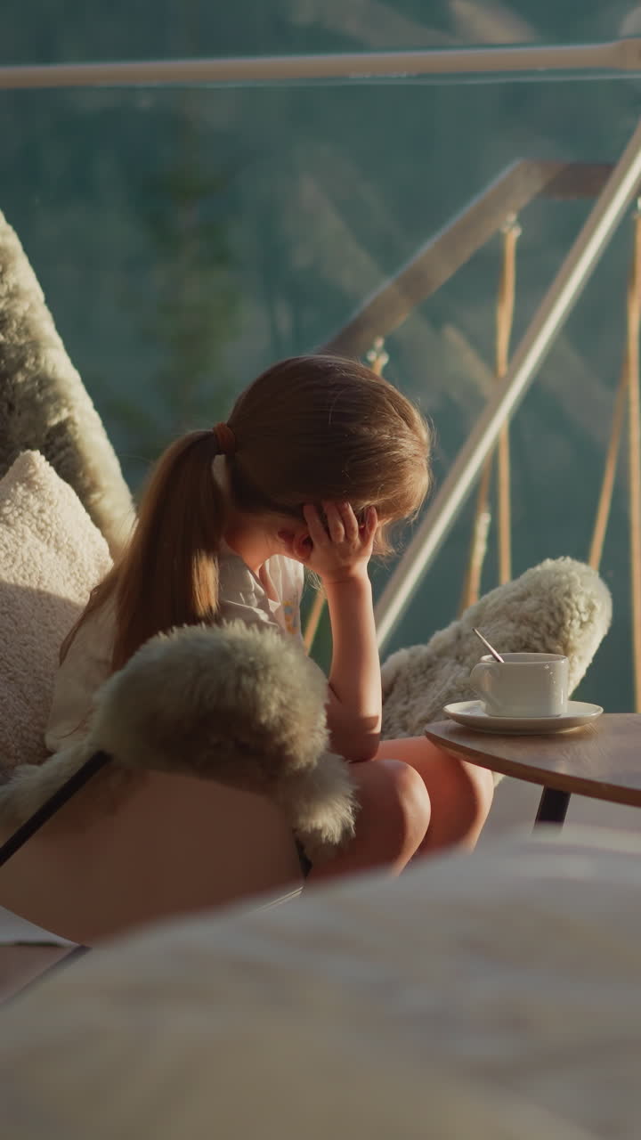 어린이들은 투명한 텐트 밖을 바라보고 머리를 손에 고 있습니다. 사려 깊은 소년과 소녀는 글램핑 장소에서 테이블에 앉아 휴식을 취합니다. 휴양지에서 아침