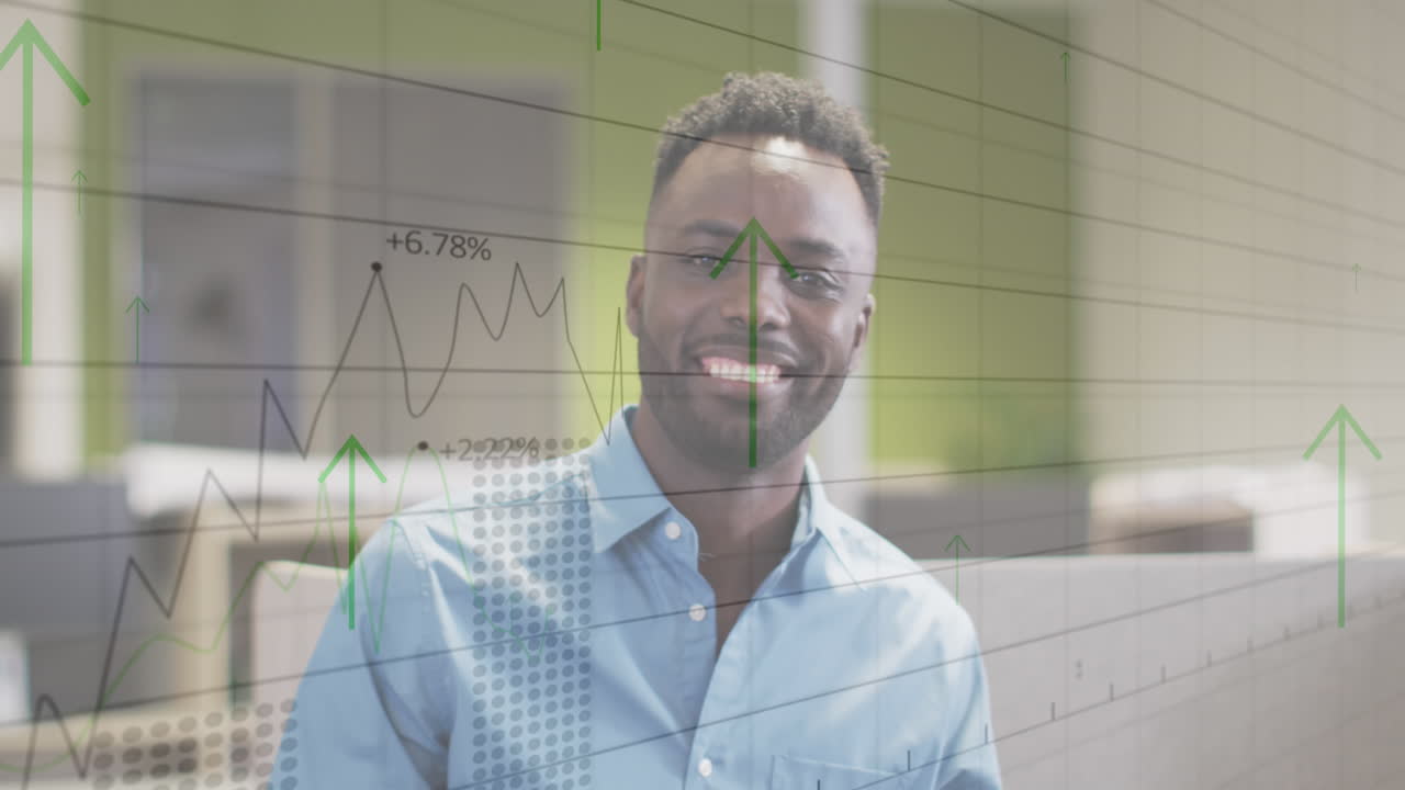 animación del procesamiento de datos financieros sobre hombre de negocios biracial