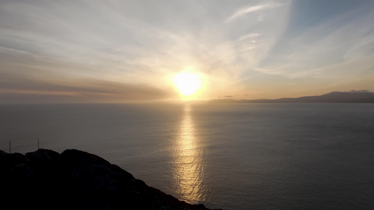 양의 머리에 황금 시간 - 4k 영화 드론 영상 - co