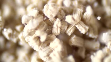 la mano del virólogo en el guante probando la vacuna contra el coronavirus bajo el microscopio.