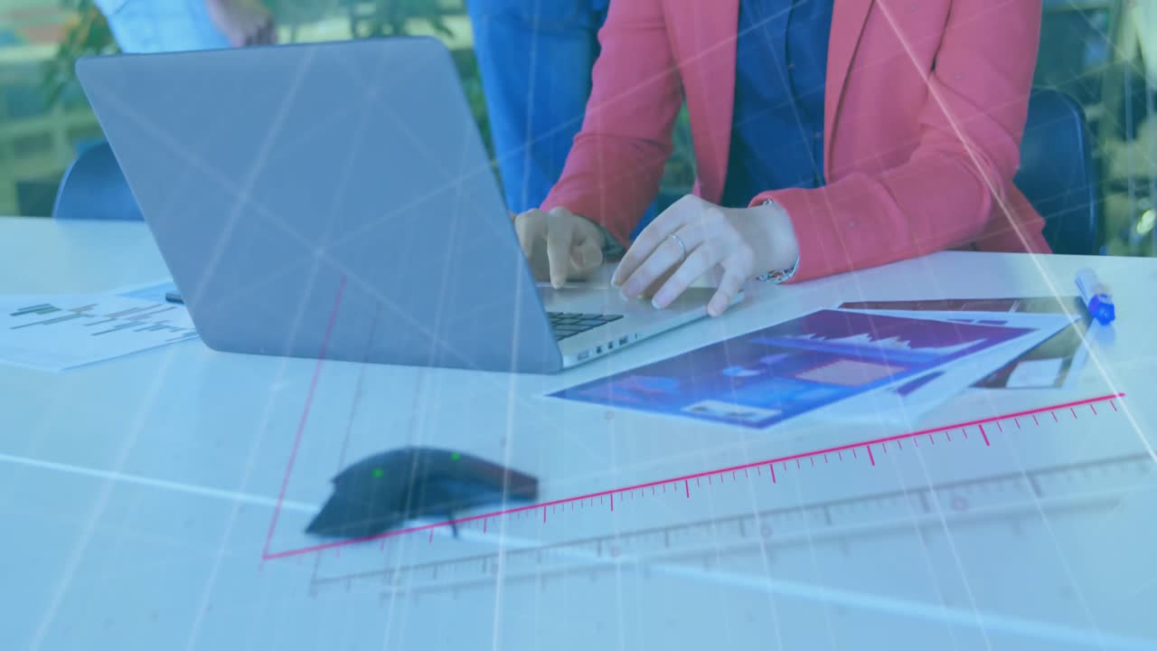 animación de gráfico sobre la sección media de una mujer de negocios caucásica trabajando en una computadora portátil en un escritorio en la oficina
