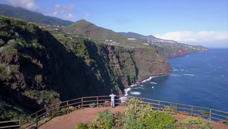 Person-Genießen-Blick-Auf-Nogales-Vulkanische-Strandlandschaft-Aussichtspunkt,-Antenne