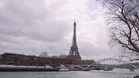 Río-Sena-Y-Torre-Eiffel-En-París,-Francia---Ancho