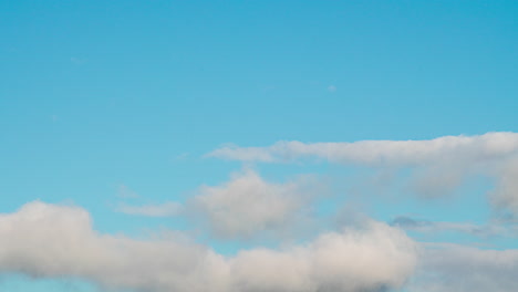 Zeitraffer-Mit-Mittlerer-Aufnahme-Von-Wolken,-Die-Sich-Am-Blauen-Himmel-Bewegen