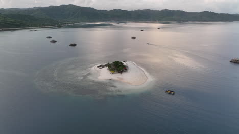 Temprano-En-La-Mañana-Sobre-Gili-Kedis-Con-Un-Campamento-Y-Vistas-Del-Paisaje-De-Lombok.