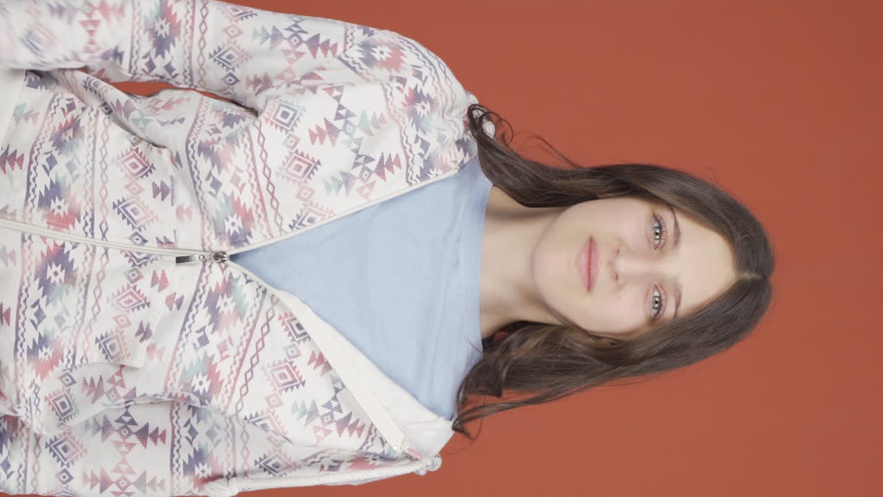 vídeo vertical de la joven que quiere silencio.