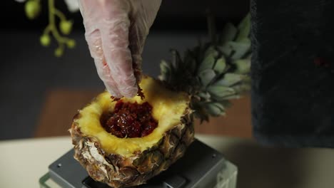 preparando un plato de piña con especias