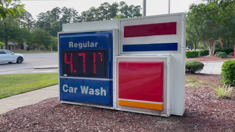 Un-Letrero-De-Gasolinera-Con-Precios-De-Gasolina-Aumentando-Rápidamente