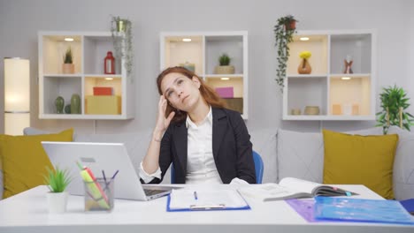 Home-Office-Mitarbeiterin-Nachdenklich.