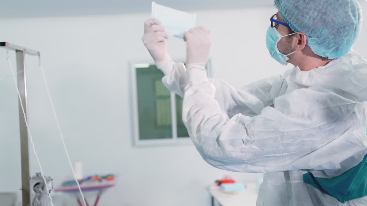 línea de producción de máscaras faciales en una fábrica moderna