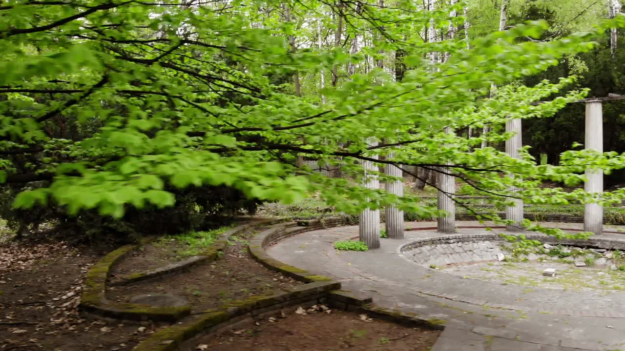 도시 공원의 기둥의 원.