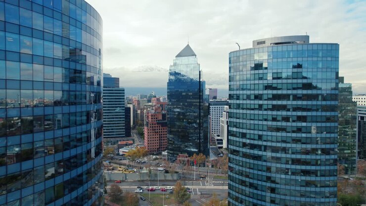 Volo di drone aereo attraverso i grattacieli di vetro del centro di lusso cileno di Sanhattan.