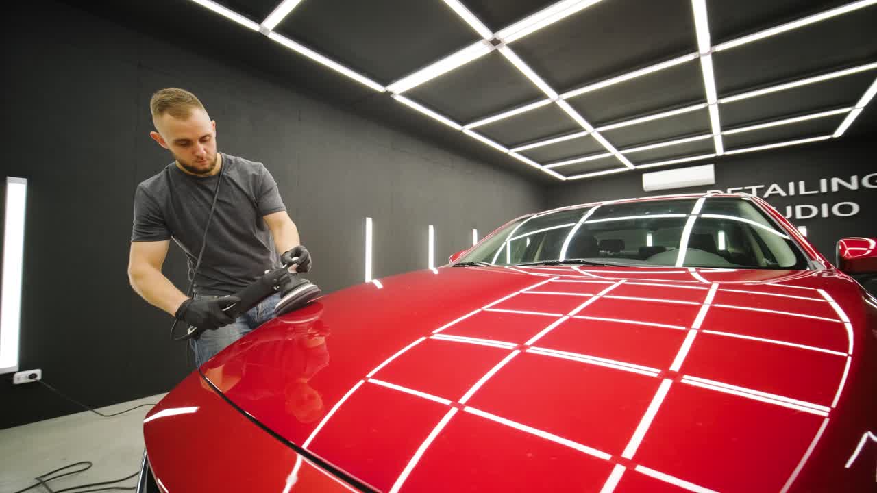 은 차를 는 작업자 - 자동차 세부 사항 - 남자들은 기계들을 사용하고 있습니다. 자동차 는 기계는 마크를 제거하기 위해 유지 보수합니다. 차의 페인트 표면에 따라 수리합니다.