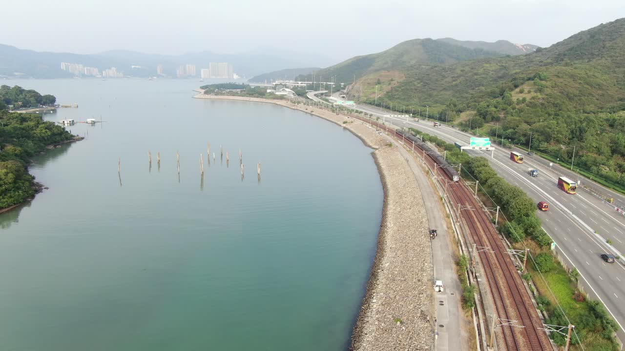 란타우 섬의 홍콩 숨겨진 만, 물 밖으로 튀어나온 오래된 나무 줄기, 공중 전망