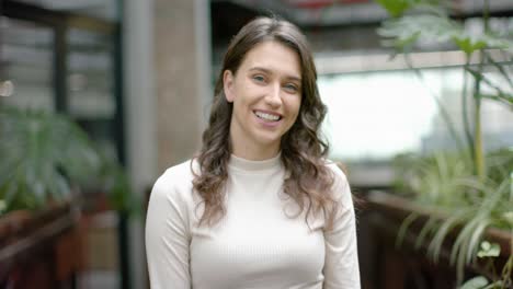 Retrato-De-Una-Mujer-Caucásica-Sonriendo-En-El-Balcón-De-La-Oficina