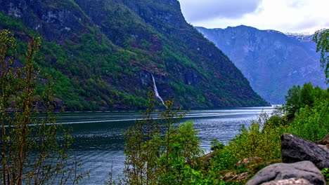 navio de cruzeiro navegando pela natureza do aurlandsfjord