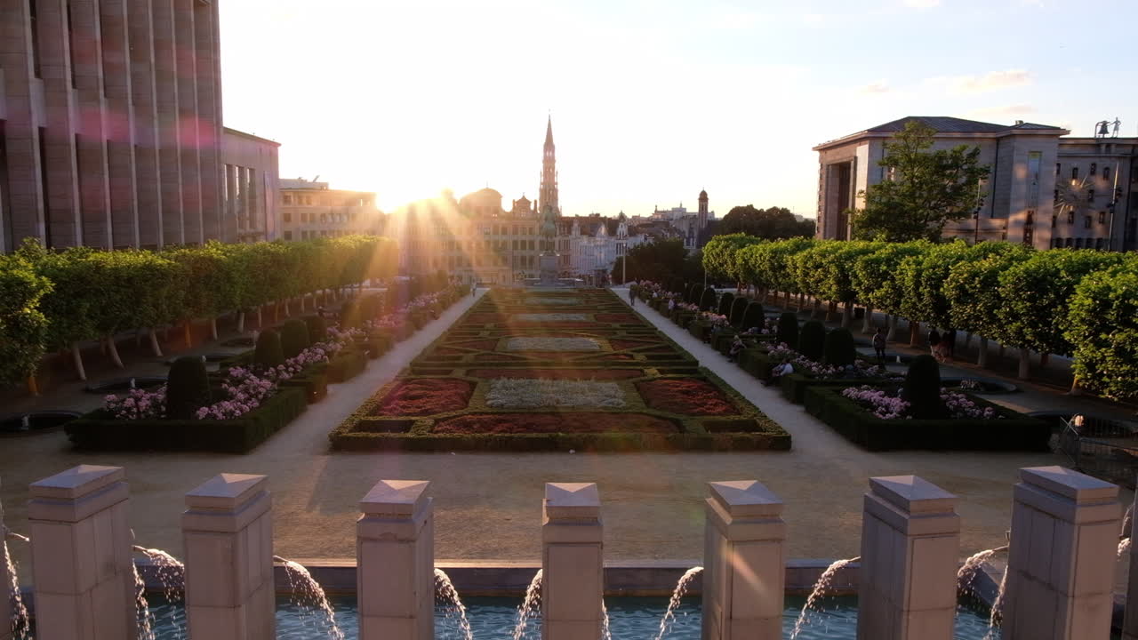 Bruselas, Bélgica - 2 de diciembre de 2022: Vista del complejo urbano Mont des Arts en el centro de la ciudad