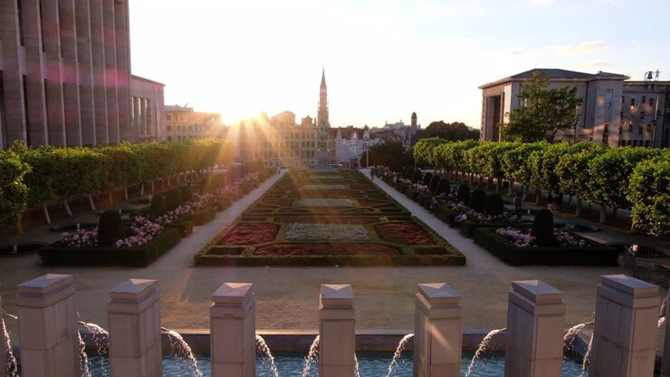 Bruselas, Bélgica - 2 de diciembre de 2022: Vista del complejo urbano Mont des Arts en el centro de la ciudad