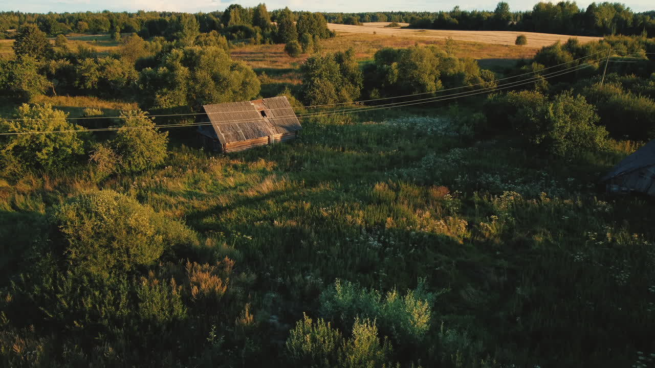 заброшенный деревянный дом в сельском ландшафте
