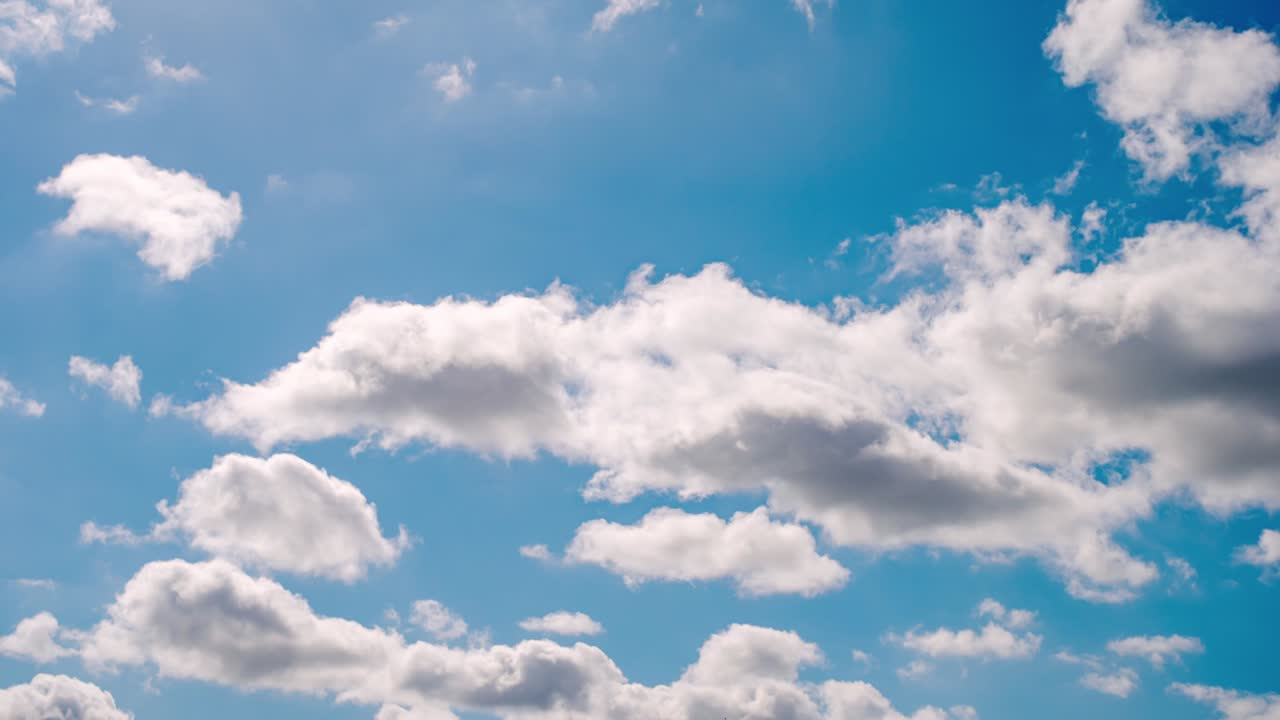 작은 구름과 함께 파란 하늘 배경.