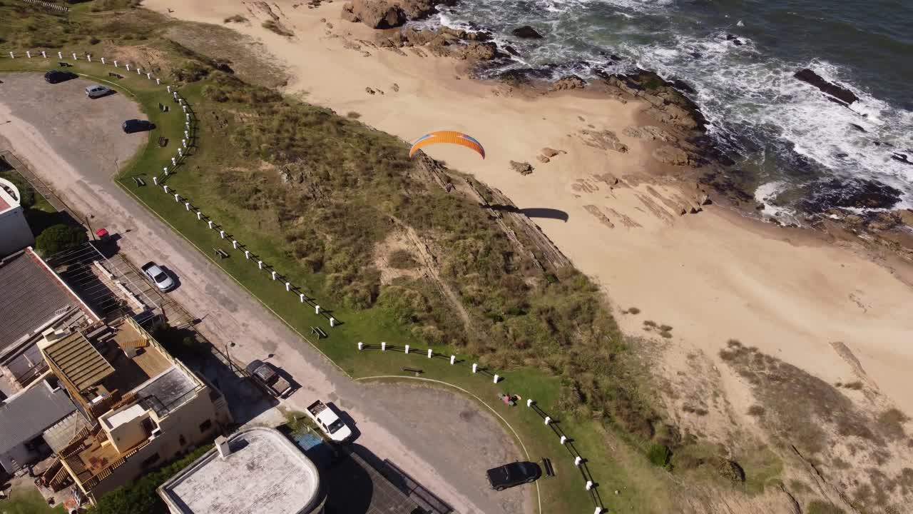 우루과이 대서양 연안 라 페드레라 마을의 해변 절벽에서 패러글라이딩을 즐기는 관광객