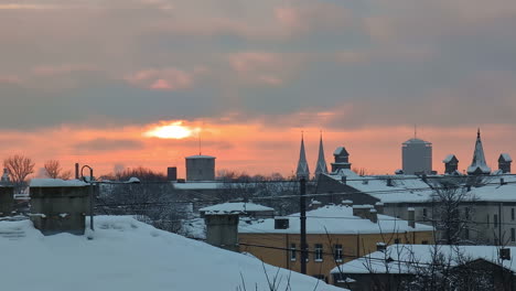 Sky-Sun-Y-El-Horizonte-De-La-Ciudad-De-Riga-Y-Edificios-Al-Atardecer-En-Letonia,-Europa