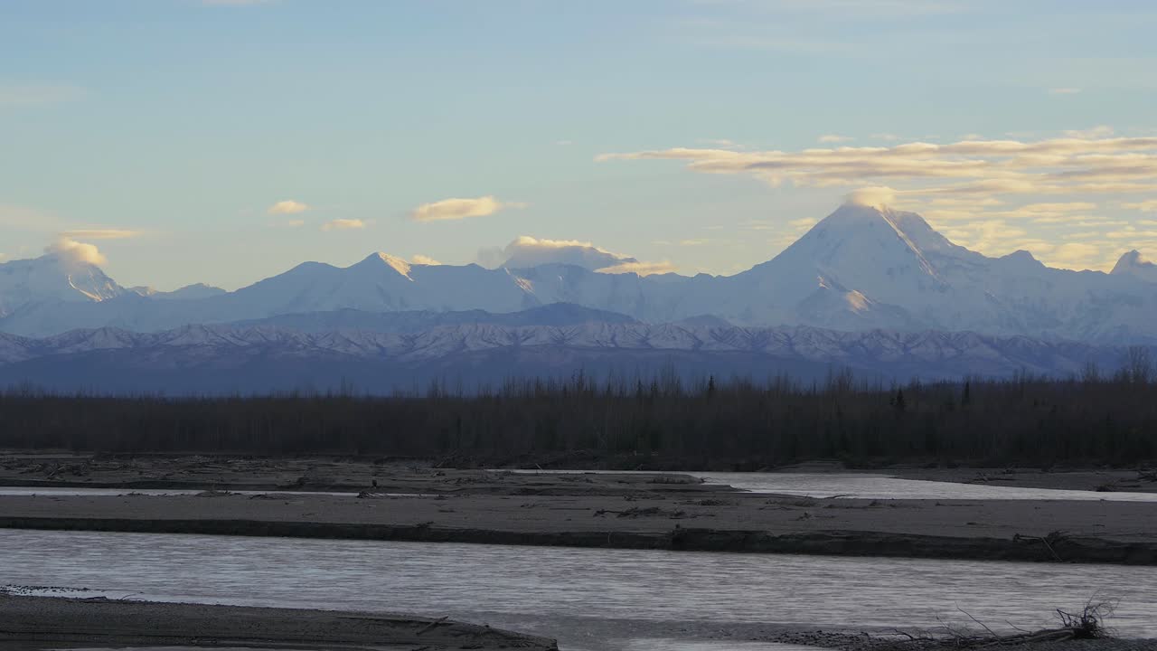 배경에 산이 있는 알래스카 강
