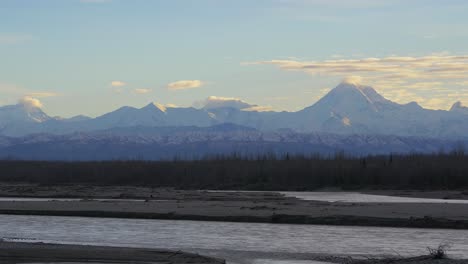 Río-Alaska-Con-Montañas-Al-Fondo