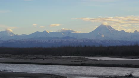 río de alaska con montañas al fondo.
