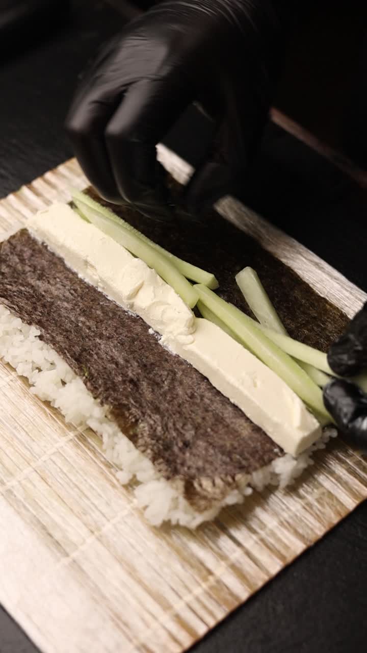 haciendo un rollo de sushi