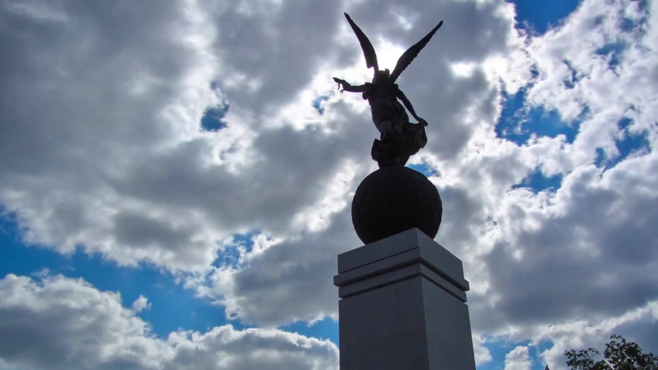 Timelapse del Monumento all'Indipendenza. Nika, la dea su una sfera, sullo sfondo del cielo e degli edifici. Centro città. Kharkiv, Ucraina.