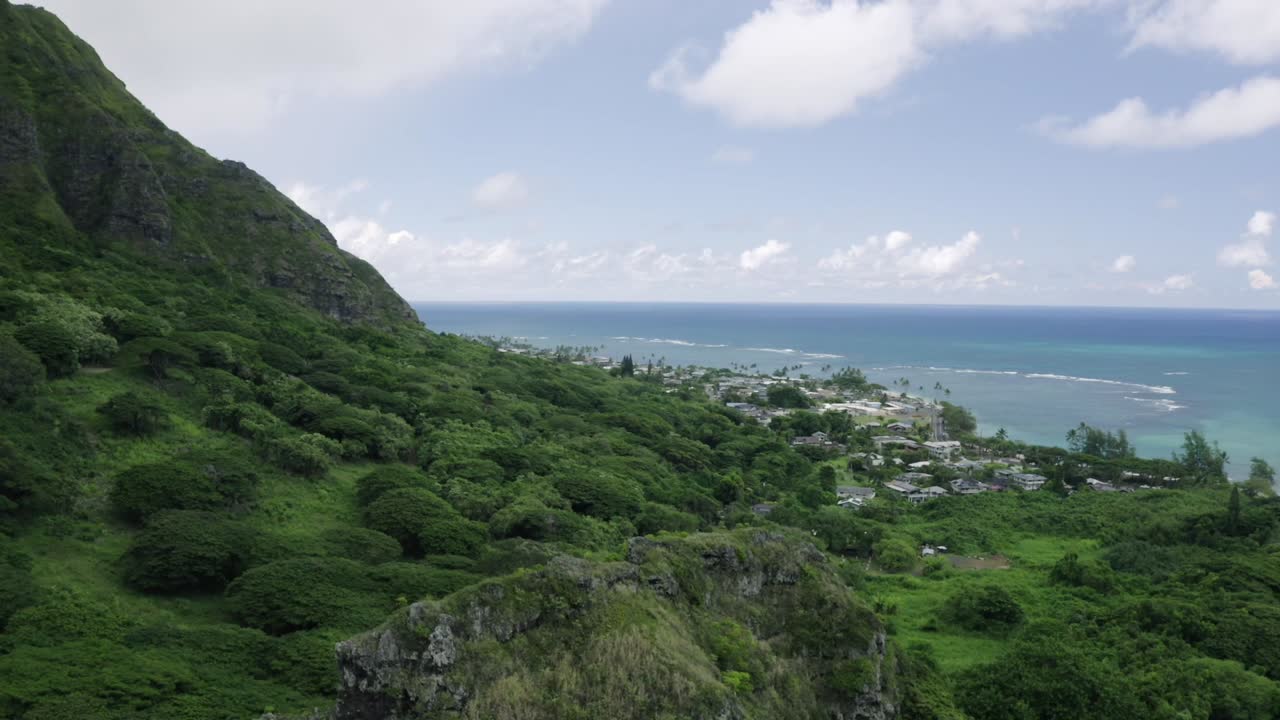 드론 영상은 영국 잉글랜드에서 푸른 풍경과 바다를 만나는 것을 포착합니다.