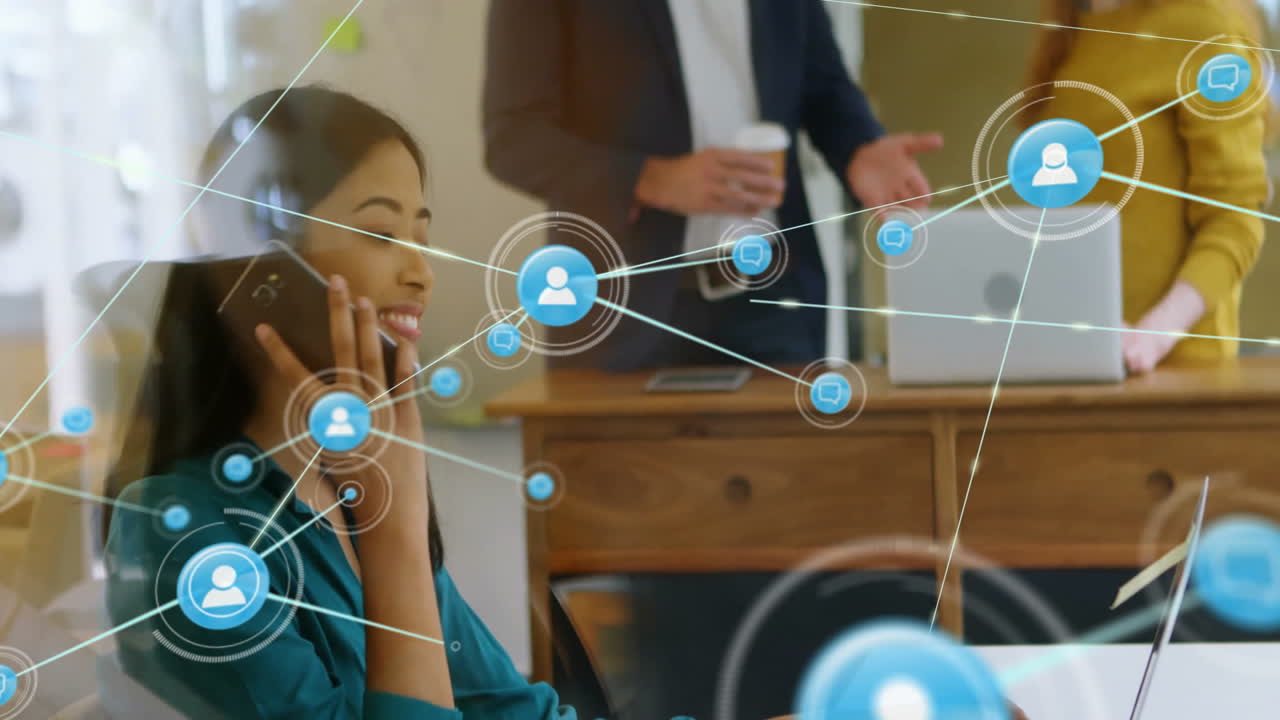 네트워크 아이콘 애니메이션 비즈니스 우먼 사무실에서 전화로 이야기