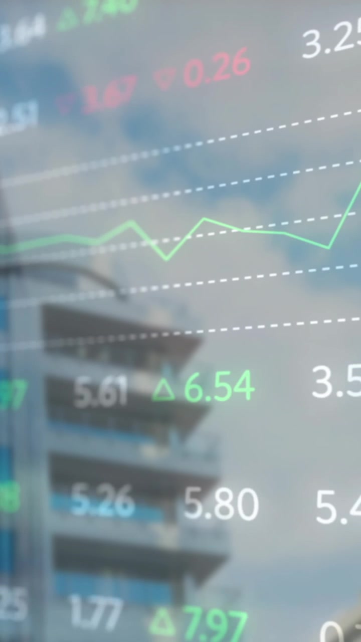 Animazione di un tabellone di trading multicolore su una vista dal basso di edifici moderni contro un cielo nuvoloso.